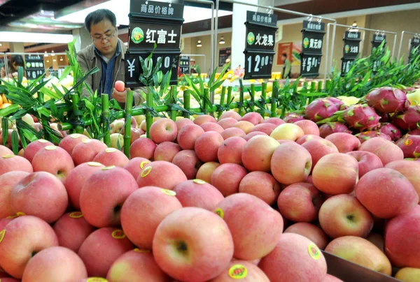 Ein Chinesischer Kunde Kauft Äpfel Einem Supermarkt Der Stadt Handan — Stockfoto