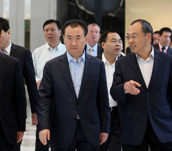 Ван Цзяньлинь Слева Председатель Dalian Wanda Group Прислушивается Руаню Чэнфа — стоковое фото