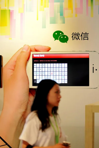 Użytkownik Przechodzi Obok Reklamę Aplikacji Mobilnej Obsługi Wiadomości Weixin Lub — Zdjęcie stockowe