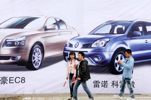 Fil Besökare Förbi Annons För Renault Koleos Bilutställning Nantong City — Stockfoto