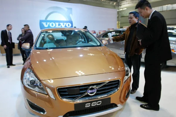 Les Visiteurs Regardent Une Volvo S60 Lors Une Exposition Automobile — Photo