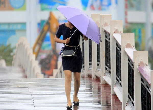 Una Peatonal Protege Con Paraguas Fuertes Vientos Fuertes Lluvias Causadas — Foto de Stock