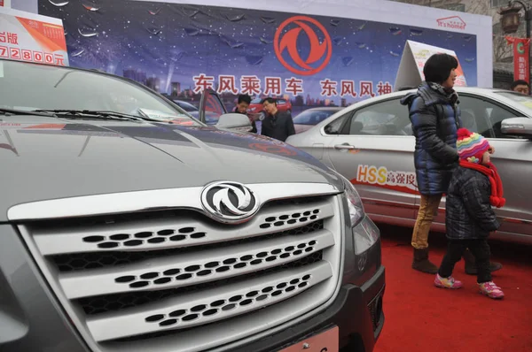 Odwiedzający Chodzić Obok Samochodu Dongfeng Podczas Wystawy Samochodów Qingdao Wschodnia — Zdjęcie stockowe