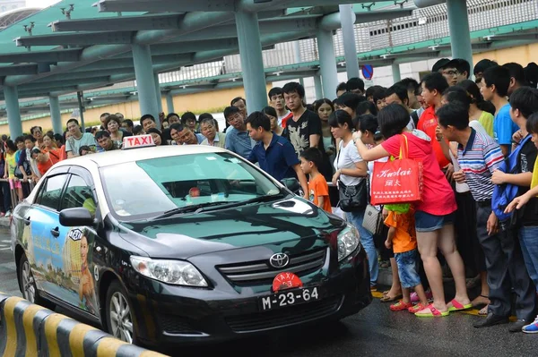 Місцеві Громадяни Черга Чекати Таксі Через Тайфун Тор Викликало Закриття — стокове фото