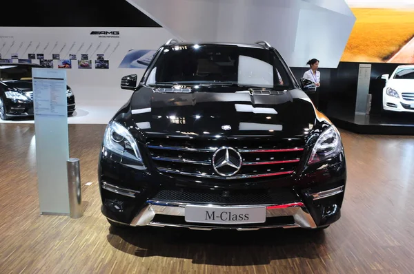 Αρχείο Ένα Αυτοκίνητο Mercedes Benz Κατηγορίας Εμφανίζεται Κατά Διάρκεια Έκθεσης — Φωτογραφία Αρχείου