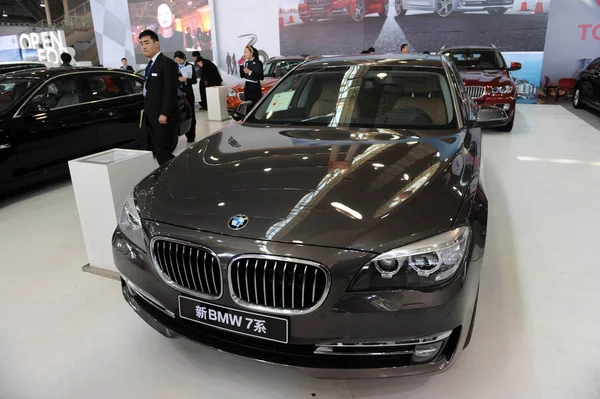 Μια Bmw New Σειρά Αυτοκινήτων Και Άλλα Αυτοκίνητα Bmw Εμφανίζονται — Φωτογραφία Αρχείου