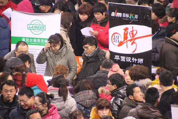 求職者の群衆はボクシング郡 Binzhou 東中国山東省の就職フェアで失速 月2012 — ストック写真