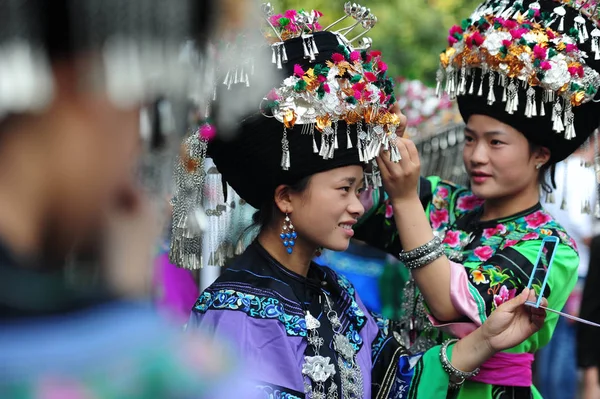 ミャオ族の伝統的な衣装に身を包んだ少数民族ミャオ族の中国女性ミャオ族の銀の装飾品やフェニックスの町や鳳凰古代の町 中央中国湖南省 で衣類に文化祭の閉会式前に自分の服装を調整します — ストック写真