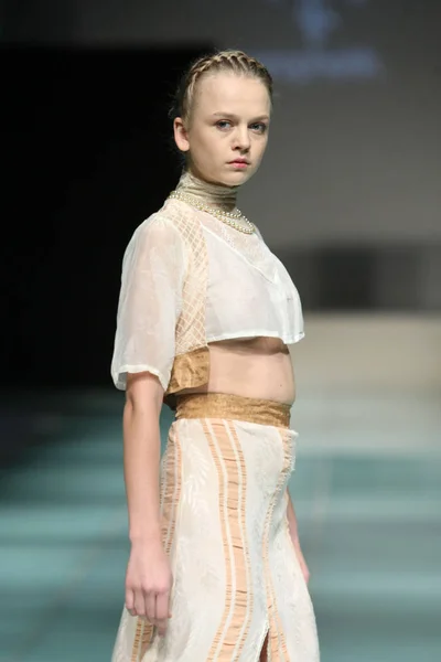 Model Wyświetla Nowe Stworzenie Pokaz Mody Prophetik Podczas Shanghai Fashion — Zdjęcie stockowe