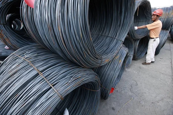 2013年7月30日 中国工人在中国东部安徽省淮北市一家钢铁加工厂检查卷绕钢棒 — 图库照片
