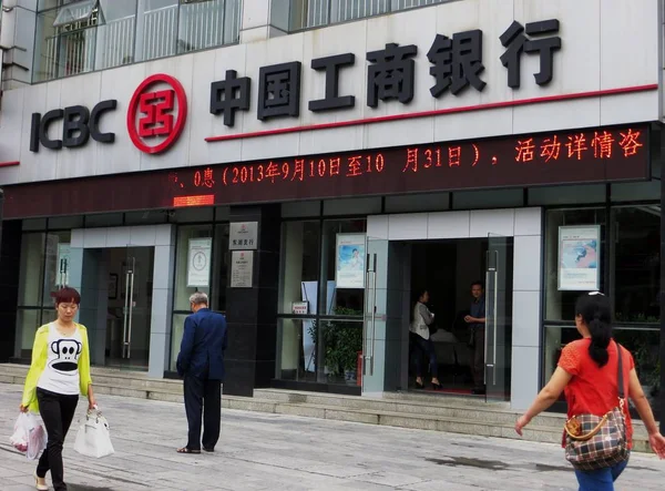 2013年9月25日 行人走过中国工商银行 Icbc 位于中国中部湖北省宜昌的分行 — 图库照片
