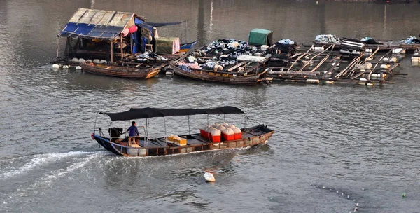 Ein Fischerboot Passiert Auf Dem Meer Treibende Holzhäuser Und Fischfarmen — Stockfoto