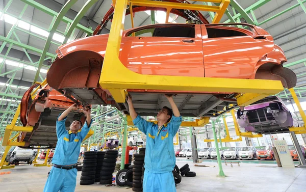 Trabajadores Chinos Montan Coches Eléctricos Una Línea Montaje Una Planta — Foto de Stock