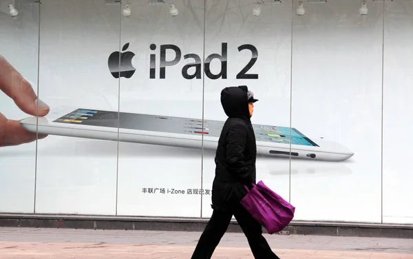 Peatón Pasa Por Delante Anuncio Para Tableta Apple Ipad Beijing —  Fotos de Stock