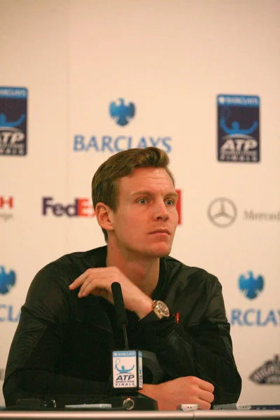 捷克网球运动员托马斯 伯蒂奇在2013年11月3日于英国伦敦举行的 世界巡回赛总决赛新闻发布会上合影 — 图库照片
