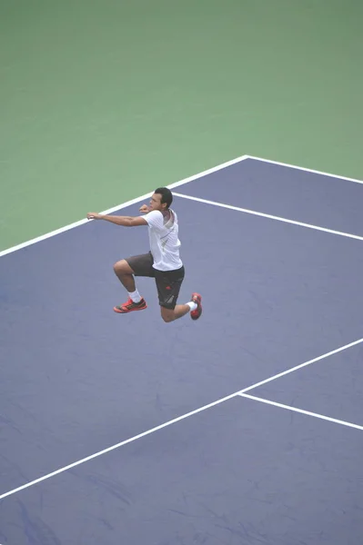 フランスのジョー ウィルフ リード ツォンガ ジャンプ 2013 上海の七種森林スポーツ市テニス センターの上海マスターズ テニス大会のシングルスの準々決勝のマッチの間にドイツのフロリアン メイヤーを倒した後のお祝いに — ストック写真