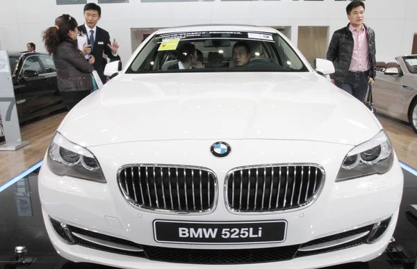 Visitors Try Out Look Bmw 525Li Auto Show Zhengzhou City — Stock Photo, Image