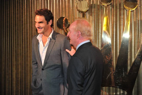 Australias Tennis Legend Rod Laver Right Shakes Hands Switzerlands Roger — Stock Photo, Image