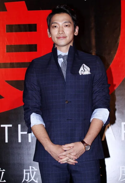 Южнокорейский Певец Актер Джон Цзи Хун Известный Псевдонимом Дождь Позирует — стоковое фото