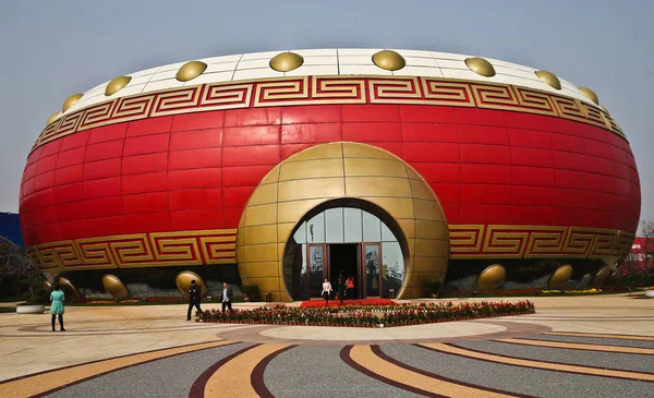 People Leave Meter High Drum Shaped Building Hefei East Chinas — Stock Photo, Image