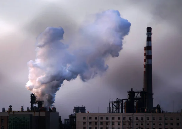 Gęsty Dym Wzrasta Elektrowni Dezhou Wschodnia Prowincja Chinas Shandong Styczeń — Zdjęcie stockowe