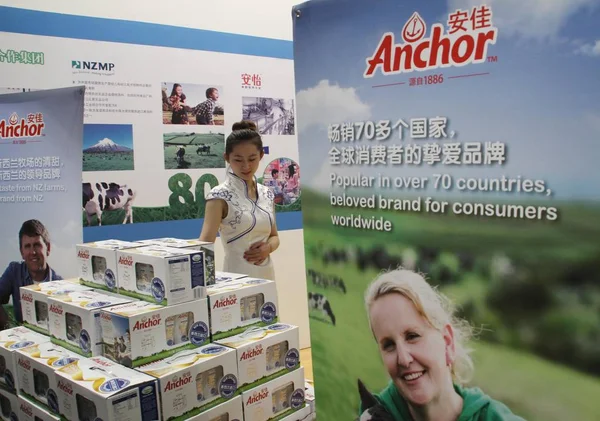 Employé Regarde Des Cartons Lait Ancrage Fonterra Cooperative Group Ltd — Photo