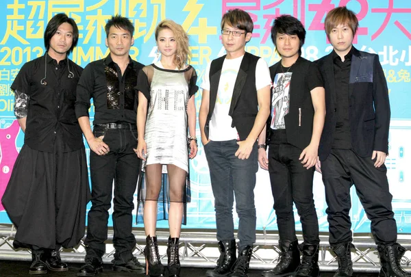 Chanteuse Taïwanaise Jolin Tsai Troisième Partir Gauche Pose Avec Groupe — Photo