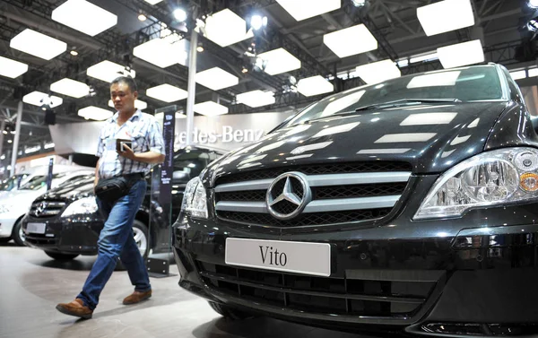 File Visitante Caminha Através Mercedes Benz Vito Carros Show Automóveis — Fotografia de Stock