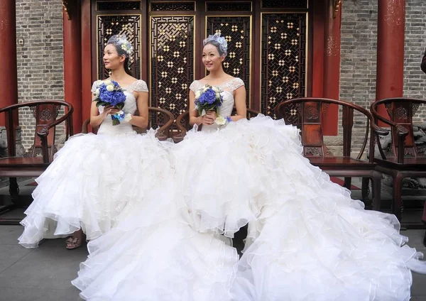Gemelli Nuoto Sincronizzati Cinesi Posano Giorno Del Loro Matrimonio Chengdu — Foto Stock