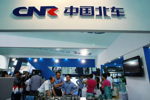 Personer Besöker Cnr Monter China Northern Lok Och Rolling Stock — Stockfoto