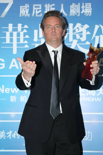 Acteur Américain Matthew Perry Tient Son Trophée Dans Les Coulisses — Photo