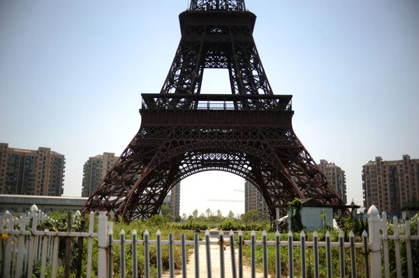 Copia Tamaño Medio Torre Eiffel Representa Tianducheng Una Pequeña Comunidad — Foto de Stock