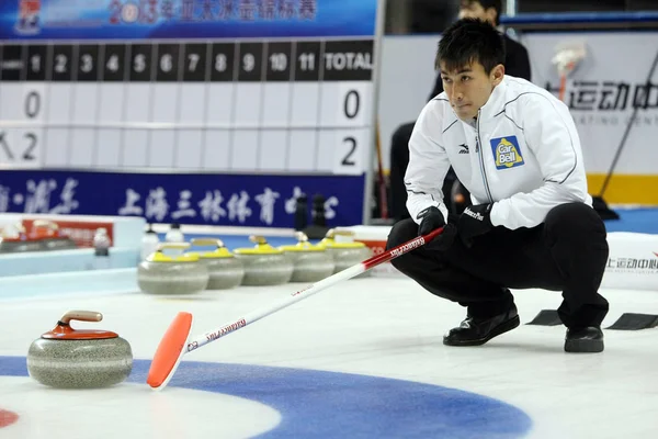 日本の清水哲郎は パシフィック アジア カーリング選手権大会において 男子準決勝で石を見ている 2013 11月18日2013 — ストック写真