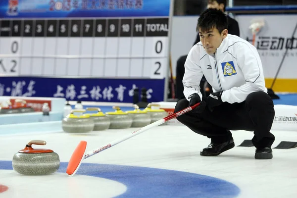 Tetsuro Shimizu Del Giappone Guarda Una Pietra Nella Semifinale Maschile — Foto Stock