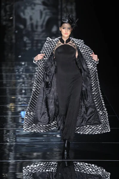 Modell Visar Skapelse Xie Margit Modevisning Kina International Fashion Week — Stockfoto