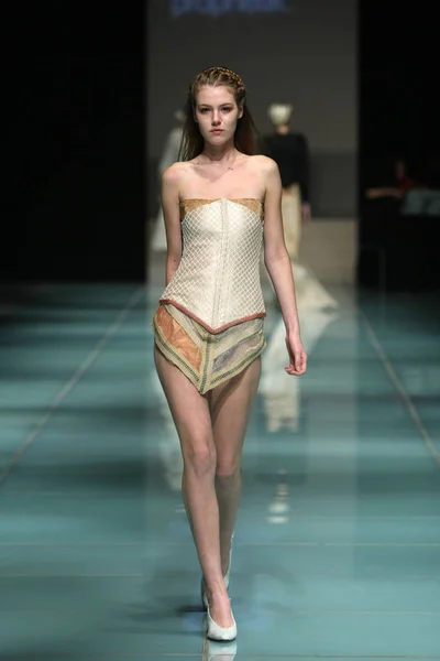 Model Wyświetla Nowe Stworzenie Pokaz Mody Prophetik Podczas Shanghai Fashion — Zdjęcie stockowe