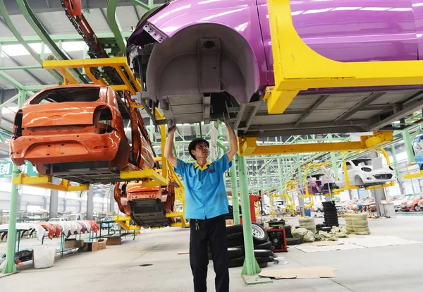 Chinese Worker Assembles Electric Car Assembly Line Plant Shandong Wido — Stock Photo, Image