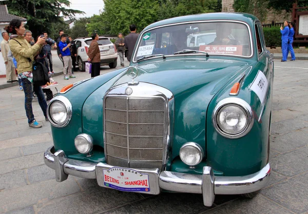 Chinese Visitor Tries Out Old Timer Car Mercedes Benz Classic — Stock Photo, Image
