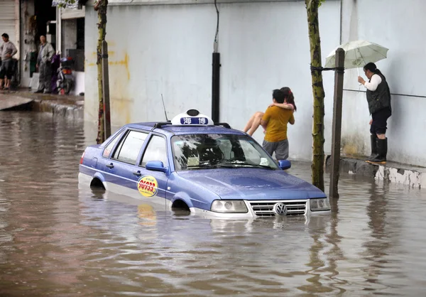 2013년 10월 상하이에서 피토우로 폭우로 침수된 도로에 차량이 잠겼습니다 — 스톡 사진