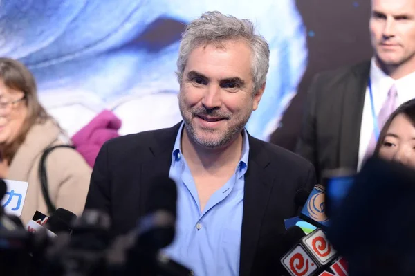 Meksykański Reżyser Alfonso Cuaron Centrum Uśmiechy Podczas Konferencji Prasowej Premierze — Zdjęcie stockowe