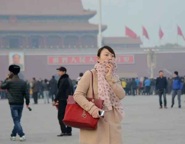 Туристка Покрывает Рот Шарфом Другие Посещают Площадь Тяньаньмэнь Смоге Пекине — стоковое фото
