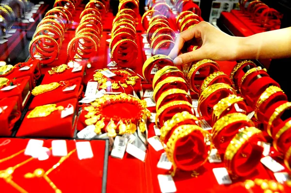 Vendedora China Muestra Producciones Oro Una Tienda Lianyungang Provincia Chinas — Foto de Stock