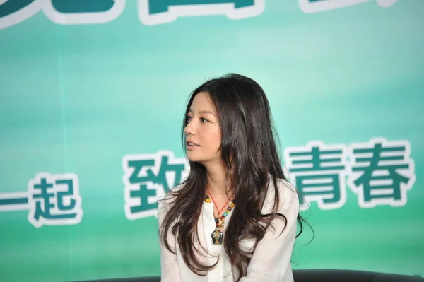 中国の女優 監督ヴィッキー チャオ 2012 日に私たち若者はフェージング離れて 新しい映画の記者会見での写真です — ストック写真