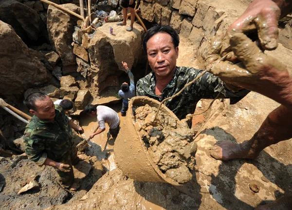 Aldeões Chineses Passam Baldes Lama Enquanto Cavam Poço Durante Uma — Fotografia de Stock