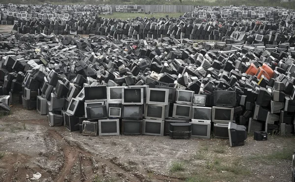 リサイクルされる廃棄された古いCrt 陰極線管 テレビの数万台は 2013年8月26日 中国中央省珠州市のヤードに積み重ねられます — ストック写真