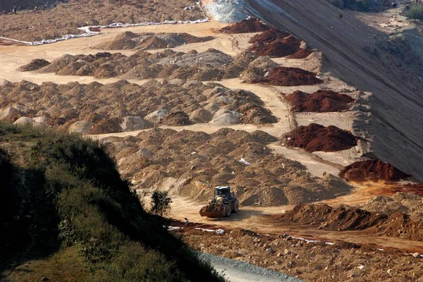 Una Excavadora Cargada Tierras Raras Una Mina Condado Autónomo Mojiang — Foto de Stock