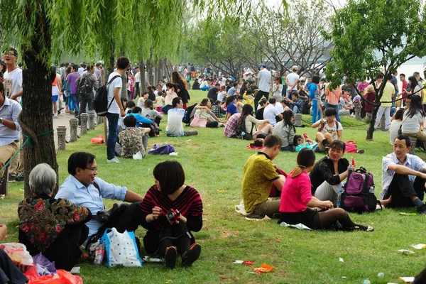 Čínští Turisté Sedí Zelném Dvoře Během Národního Svátku Hangzhou Východní — Stock fotografie