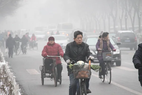 Ciclistas Una Calle Con Mucho Smog Xingtai Provincia Central Chinas — Foto de Stock