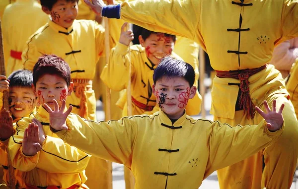 2012年2月18日 中国河南省華郡の寺祭で中国の国府を演じる — ストック写真