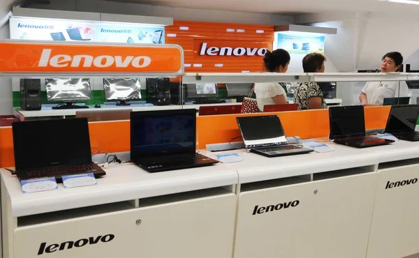 Kunder Köper Lenovo Bärbara Datorer Counter Lenovo Vitvaror Butik Xuchang — Stockfoto